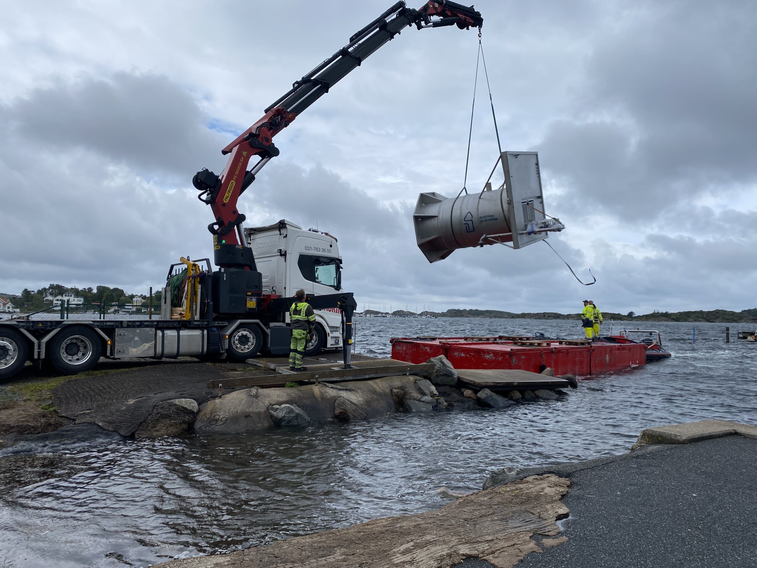 Lastbil med lyftkran